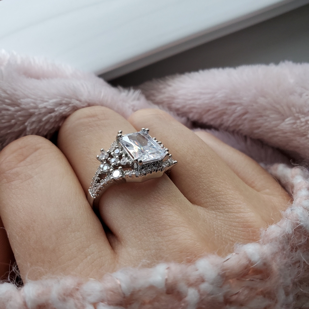 Gorgeous White Topaz Wedding Engagement Ring - Picture 5 of 8